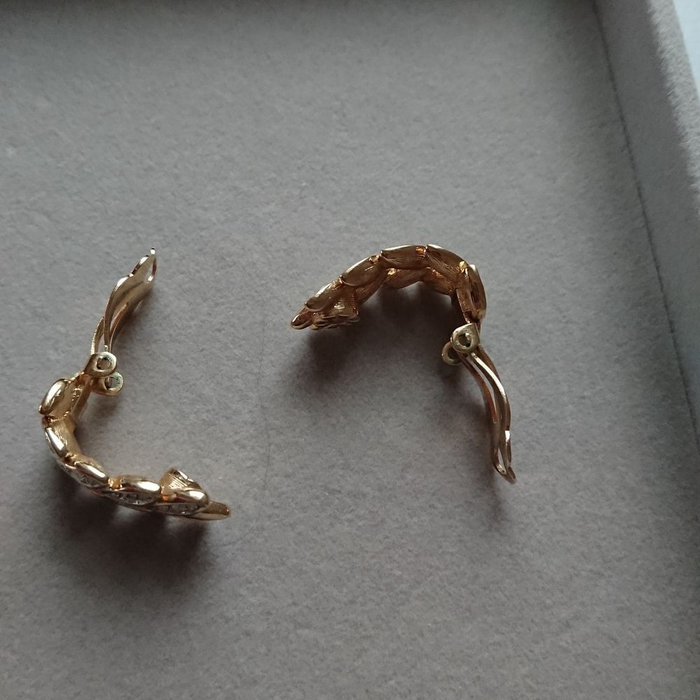 Gold tone leaf Swarovski Clip On earrings - Picture 7 of 11